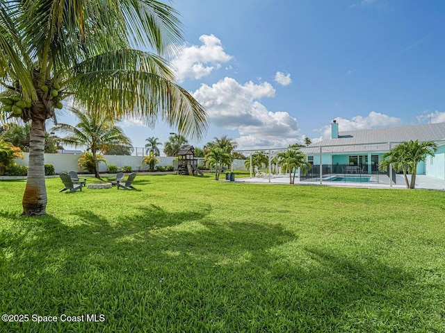 406 9th Ct, Vero Beach, FL 32962 - view of grassy yard with an outdoor pool