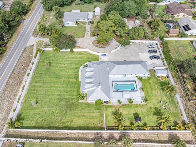 406 9th Ct, Vero Beach, FL 32962 - aerial view of property and surrounding area featuring a pool