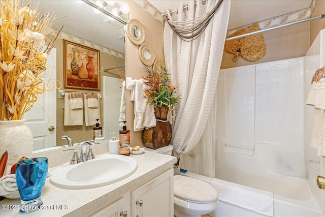 2595 Diane Ave SE, Palm Bay, FL 32909 - full bath with shower / bathtub combination with curtain and vanity