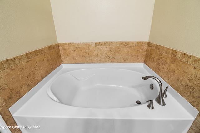 980 Dillard Dr SE, Palm Bay, FL 32909 - bathroom featuring a bath