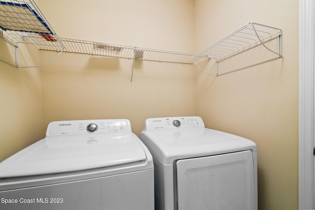 980 Dillard Dr SE, Palm Bay, FL 32909 - laundry area featuring washing machine and clothes dryer