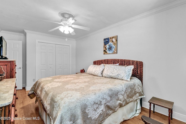 5505 95th St, Sebastian, FL 32958 - bedroom with a closet, light wood finished floors, ornamental molding, and a ceiling fan