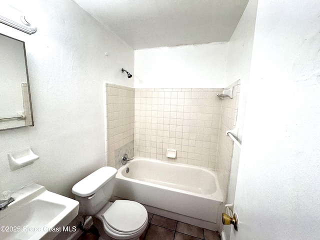 1721 Dixon Blvd Unit 36, Cocoa, FL 32922 - bathroom featuring shower / tub combination and a textured wall