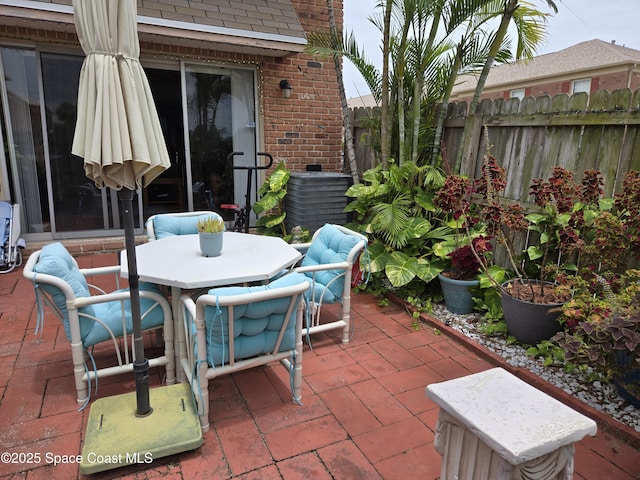 152 E Colonial Ct Unit 84, Indian Harbour Beach, FL 32937 - view of patio featuring outdoor dining area
