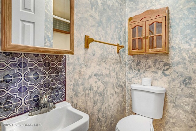 1081 Sunswept Rd NE, Palm Bay, FL 32905 - bathroom featuring wallpapered walls