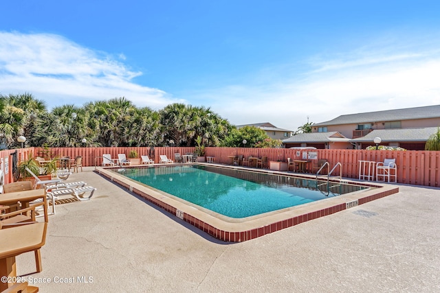 712 Sea Palm Ln, Satellite Beach, FL 32937 - community pool with a patio area