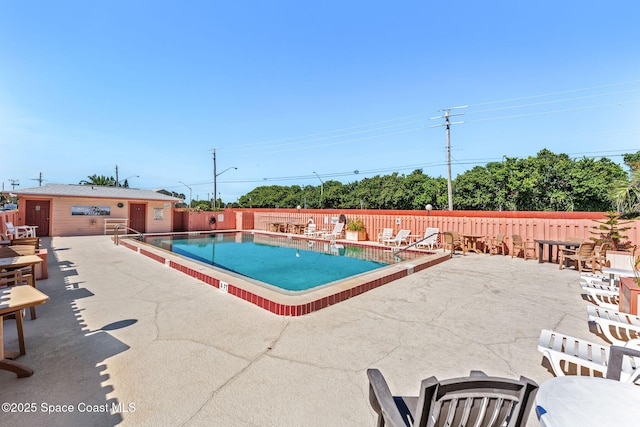 712 Sea Palm Ln, Satellite Beach, FL 32937 - community pool with a patio