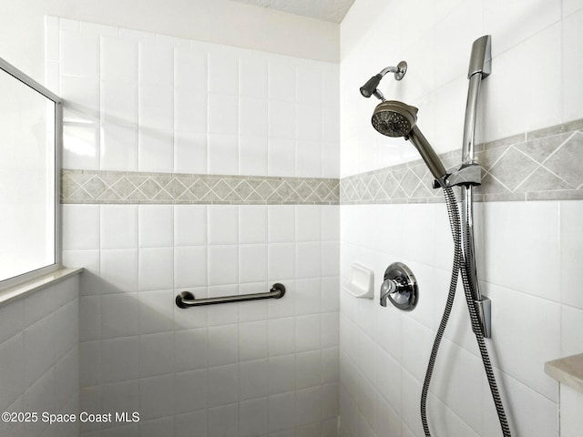 7927 Citrus Creek Dr, Melbourne, FL 32940 - bathroom featuring tiled shower