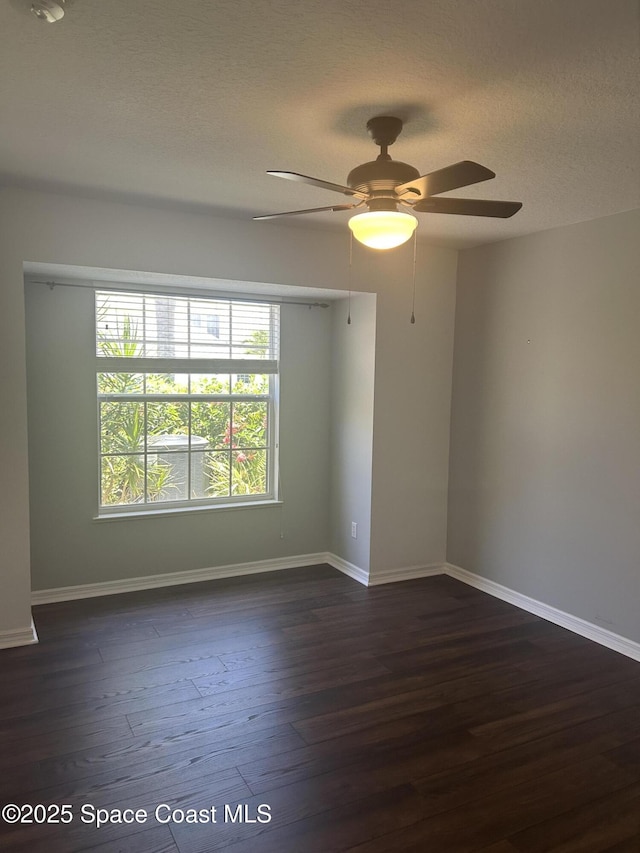 537 6th St, Vero Beach, FL 32962 - spare room featuring a ceiling fan, dark wood-style floors, and a textured ceiling