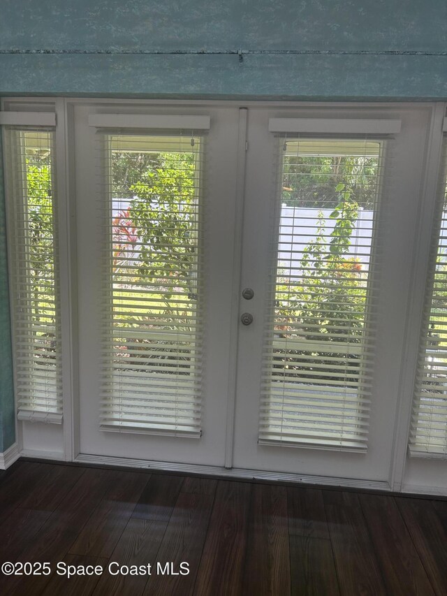 537 6th St, Vero Beach, FL 32962 - entryway featuring dark wood finished floors