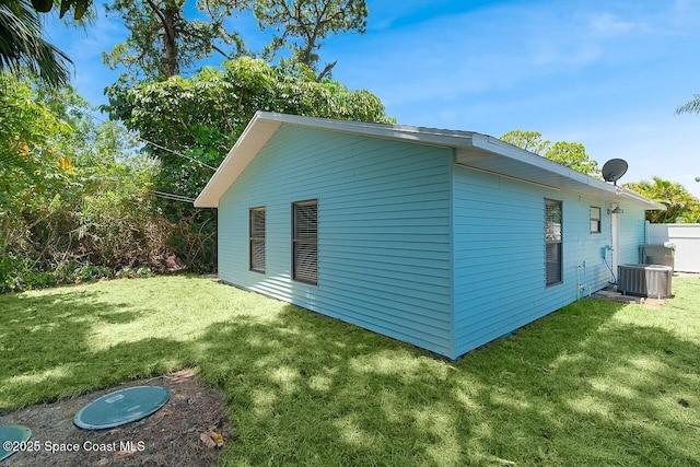 1256 16th Ave SW, Vero Beach, FL 32962 - view of side of home featuring a lawn