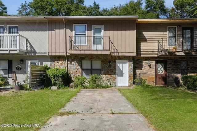 964 Mcfarlan Ave, Fort Walton Beach, FL 32547 - multi unit property featuring a front yard, stone siding, and a balcony