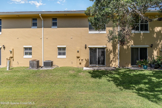 609 Cedar Side Cir NE, Palm Bay, FL 32905 - rear view of house featuring stucco siding and a yard