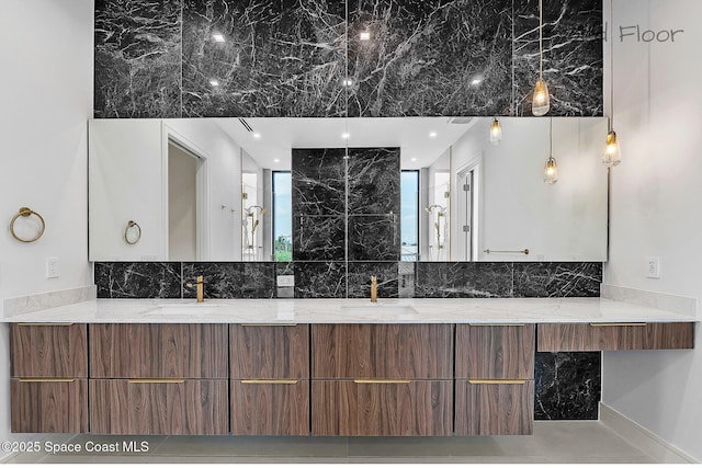 16 Seaside Ave, Key Largo, FL 33037 - bathroom with double vanity and backsplash