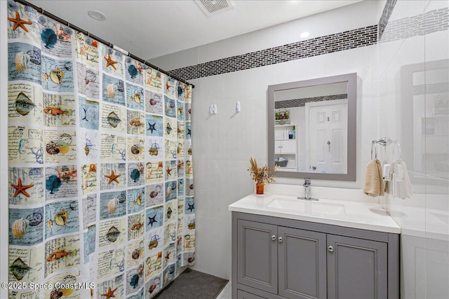 955 Bartlett Ln, Rockledge, FL 32955 - full bath featuring tile walls, vanity, and a shower with curtain