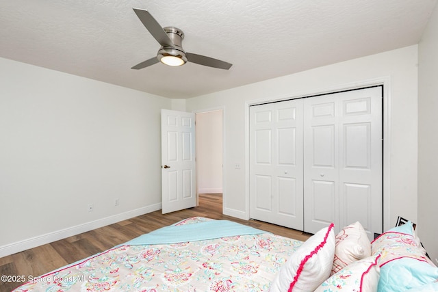 1471 Cypress Trace Dr, Melbourne, FL 32940 - bedroom with wood finished floors, a closet, a ceiling fan, and a textured ceiling