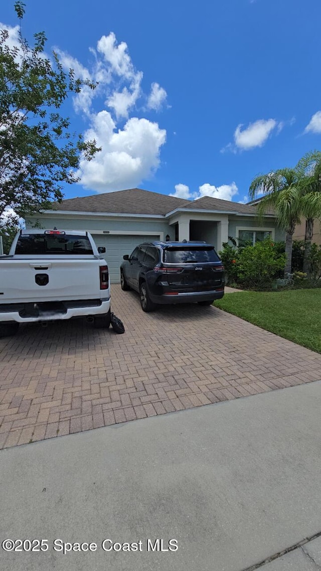 15333 Veramonte Way, Orlando, FL 32828 - ranch-style house featuring decorative driveway and a garage