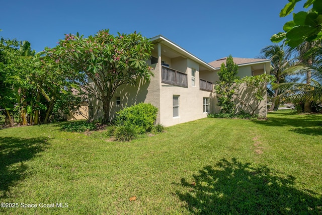 105 Ocean View Ln, Melbourne, FL 32903 - view of green lawn with a balcony