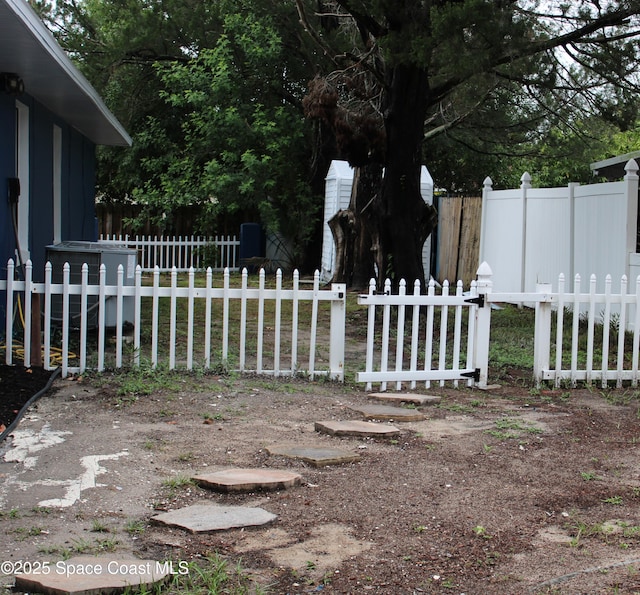 1001 Bernice Rd, Rockledge, FL 32955 - view of yard