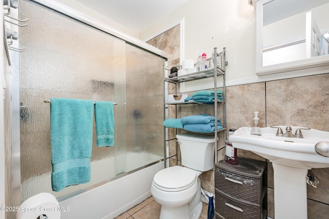 957 Stage St SE, Palm Bay, FL 32909 - full bathroom featuring enclosed tub / shower combo, tile walls, tile patterned flooring, and wainscoting