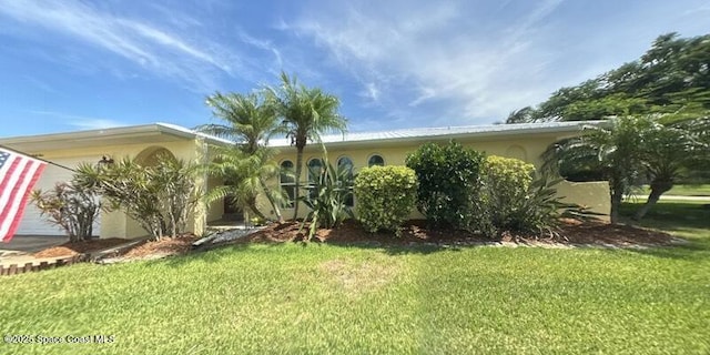 699 Bimini Rd, Satellite Beach, FL 32937 - ranch-style home featuring a front yard and stucco siding