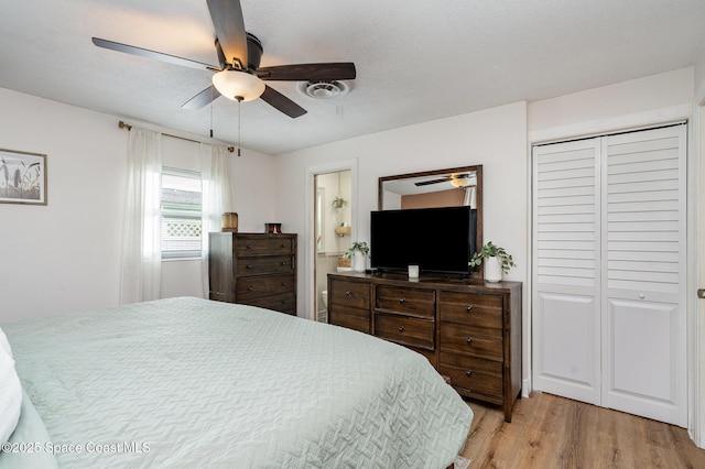 560 Conifer St, Melbourne, FL 32904 - bedroom featuring light wood-style floors, ceiling fan, ensuite bath, and a closet