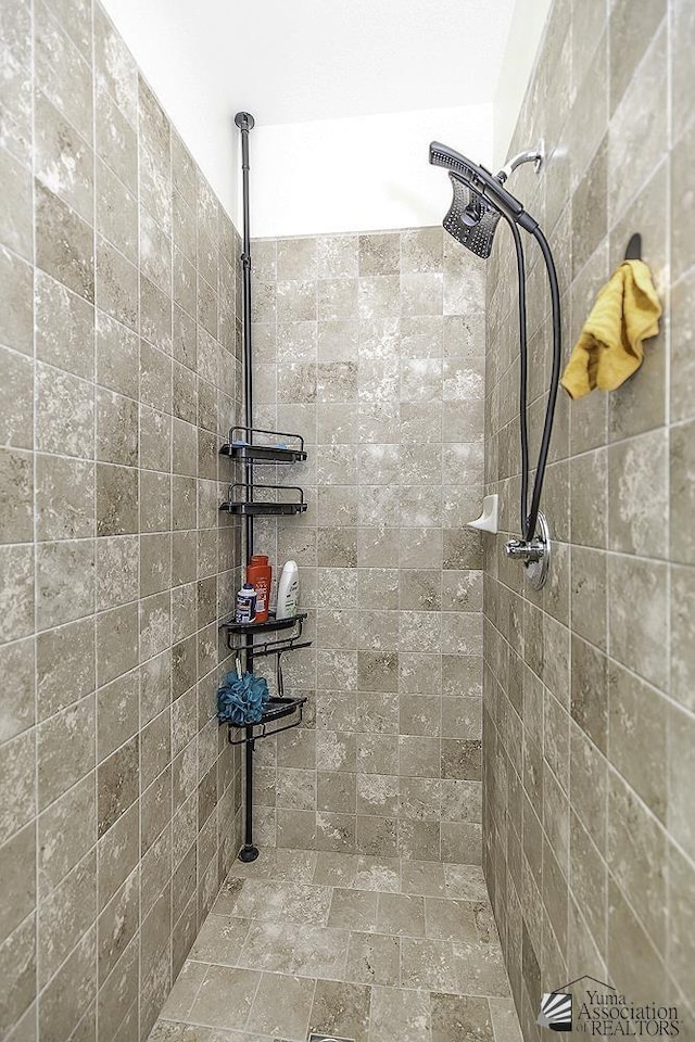 bathroom featuring a tile shower