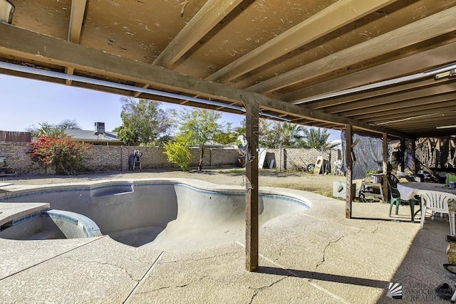 view of pool with an in ground hot tub and a patio area