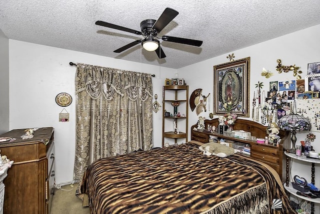 bedroom featuring ceiling fan and a textured ceiling