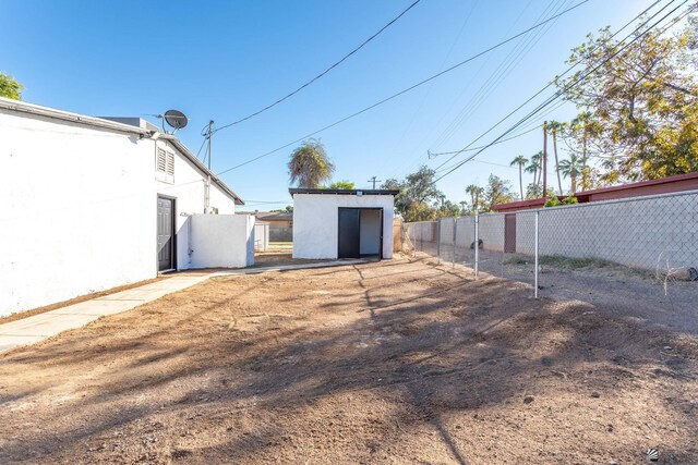 view of yard featuring a storage unit