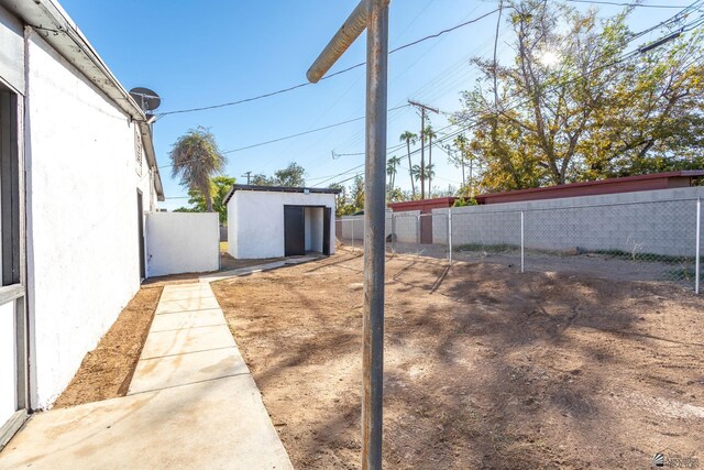 view of yard featuring an outbuilding