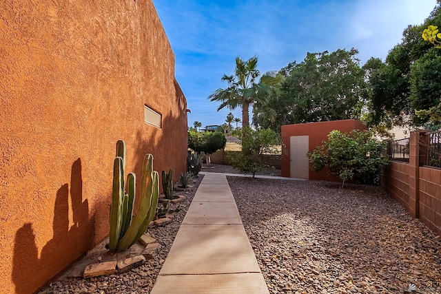 view of yard with an outdoor structure