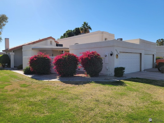 view of front facade featuring stucco siding, a front yard, and a garage