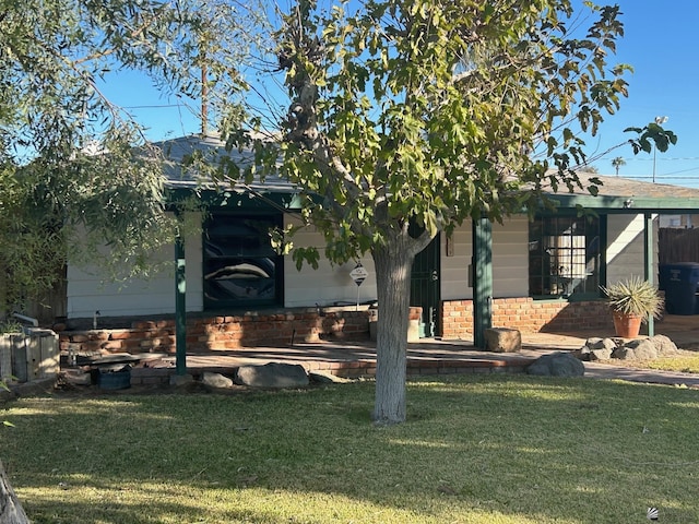 view of front of house featuring a front lawn