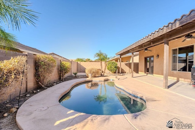 view of swimming pool featuring ceiling fan, a patio area, a fenced backyard, and a fenced in pool