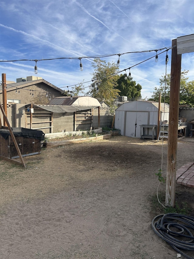 view of yard featuring a storage unit