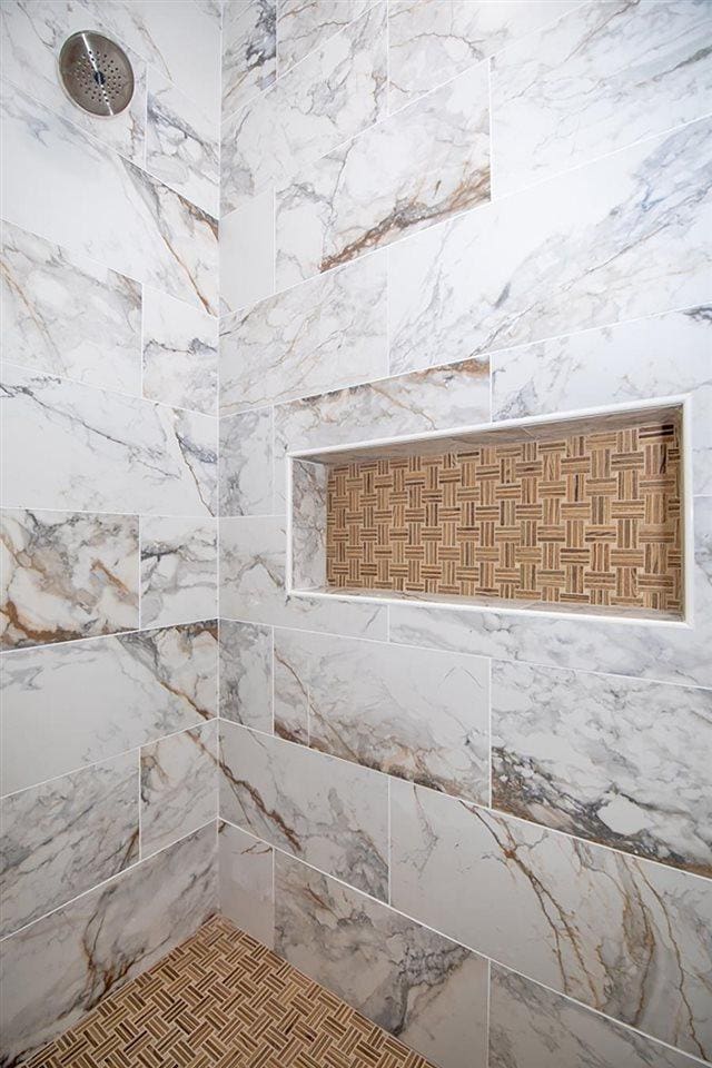 bathroom featuring a tile shower