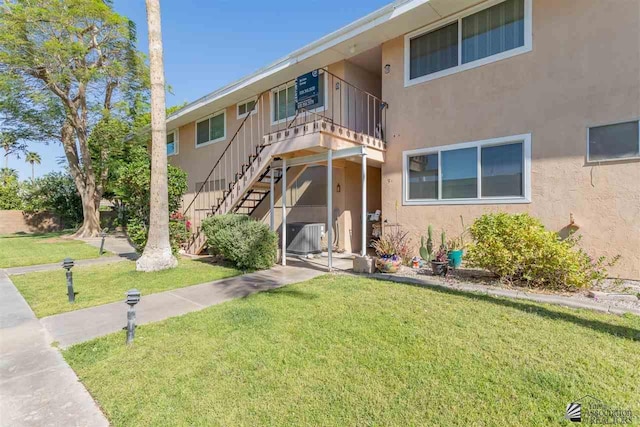 view of front of property featuring a front yard