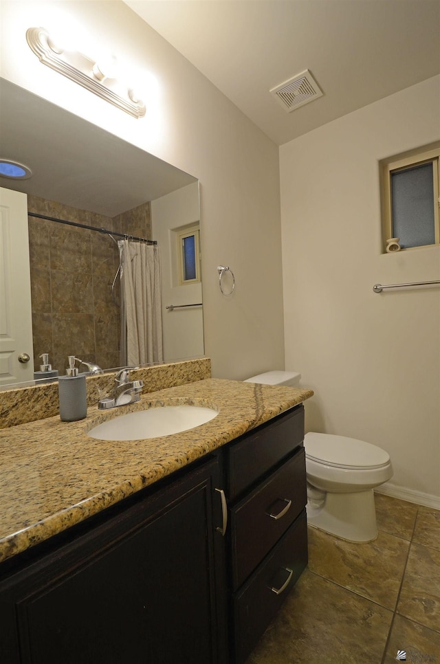 full bathroom featuring visible vents, baseboards, toilet, a shower with curtain, and vanity