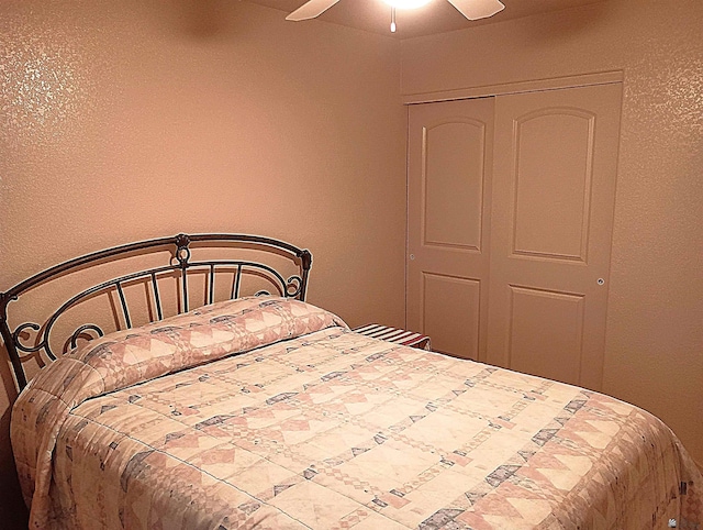 bedroom featuring a closet and ceiling fan