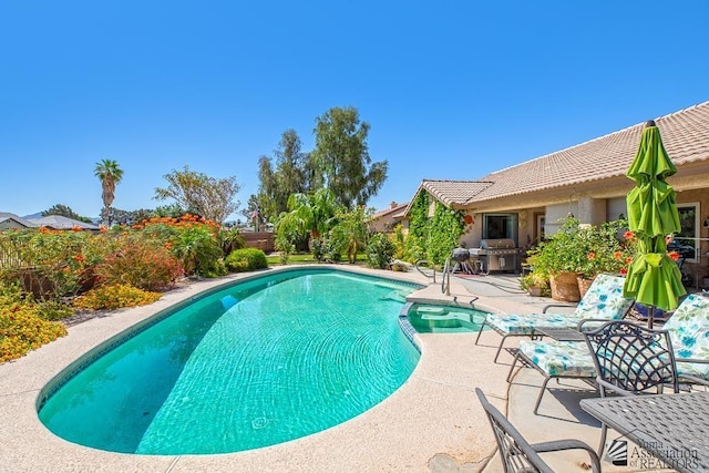 10243 Fairway Loop, Yuma, AZ 85367 - view of swimming pool featuring a patio, a pool with connected hot tub, area for grilling, and a fenced backyard