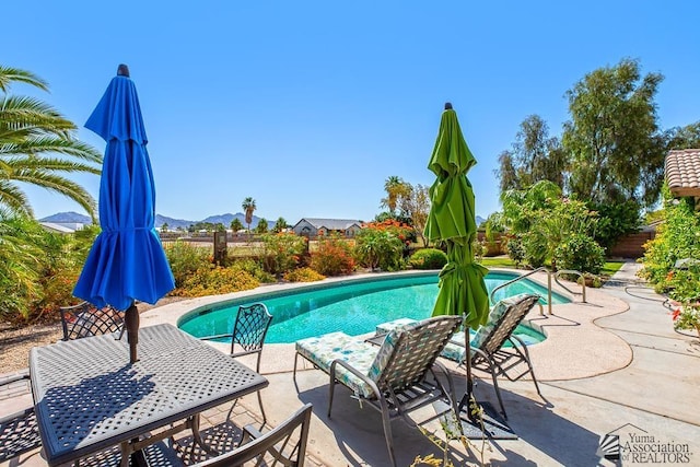10243 Fairway Loop, Yuma, AZ 85367 - view of pool featuring a patio, a fenced backyard, and a mountain view