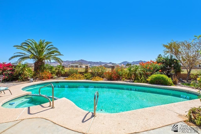 10243 Fairway Loop, Yuma, AZ 85367 - view of pool featuring an in-ground hot tub, a patio area, a mountain view, and fence