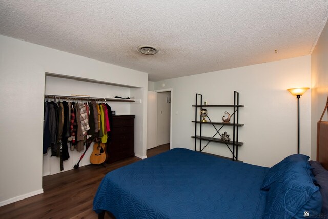 660 E 26th St, Yuma, AZ 85365 - bedroom featuring wood finished floors, a textured ceiling, and a closet