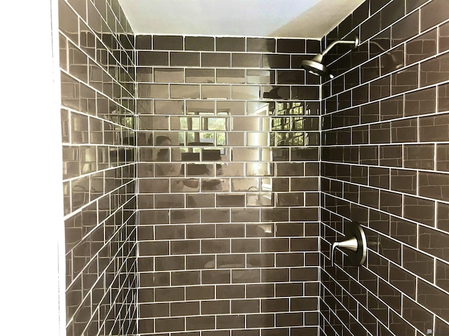 275 E 26th St, Yuma, AZ 85364 - bathroom featuring a tile shower