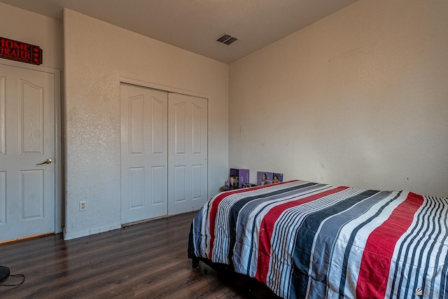 14307 E 49th Ln, Yuma, AZ 85367 - bedroom with a textured wall, baseboards, wood finished floors, visible vents, and a closet