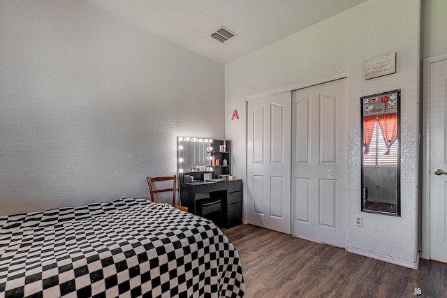 14307 E 49th Ln, Yuma, AZ 85367 - bedroom with visible vents, a textured wall, lofted ceiling, and dark wood finished floors