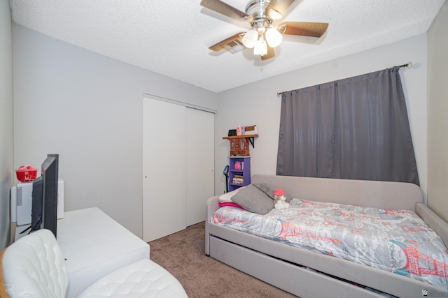 3168 W 31st Ln, Yuma, AZ 85364 - bedroom featuring carpet flooring, a closet, a ceiling fan, and a textured ceiling