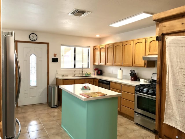 11551 E Via Salida, Yuma, AZ 85367 - kitchen featuring a sink, light countertops, stainless steel appliances, under cabinet range hood, and visible vents