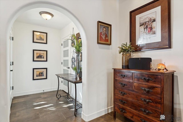 1925 S Ridgeview Dr, Yuma, AZ 85364 - corridor featuring arched walkways and baseboards